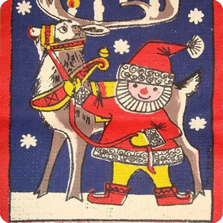 Tonttu ja poro jonka sarvissa kynttilöitä.